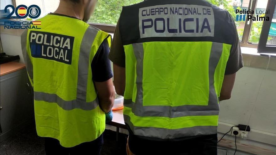 Sorprenden a tres carteristas cuando le robaban sus efectos de la mochila a un turista en el Borne