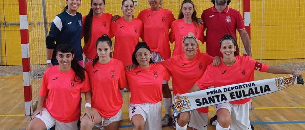 La Peña Deportiva posa antes del partido en Esplugues. | P.D.