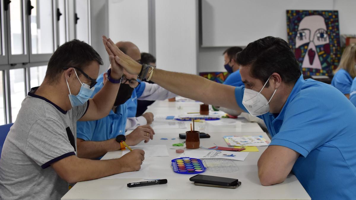 Los voluntarios de CaixaBank hicieron postales navideñas con los usuarios de Atades.