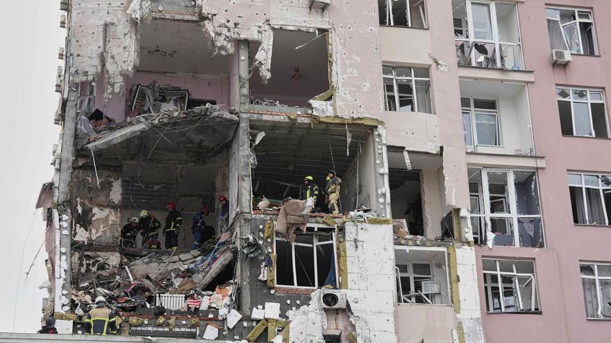 Un edifici destruït a Kíiv per bombes russes, dissabte. | EFREM LUKATSKY / AP