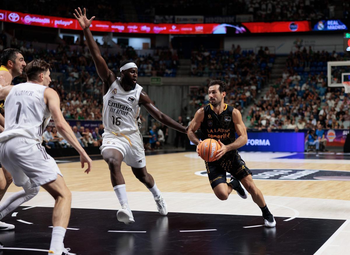 Fitipaldo penetra ante Garuba en el duelo de la Supercopa.