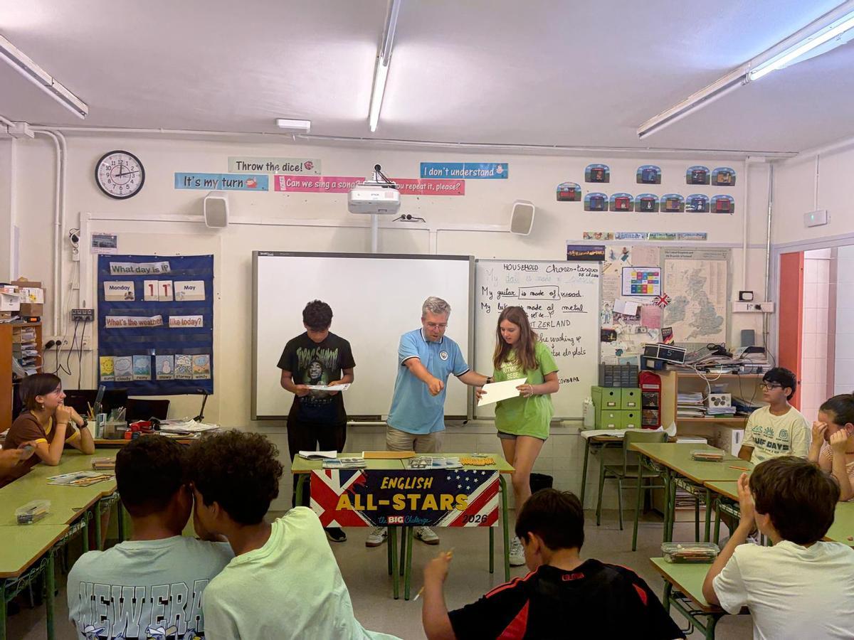 El zamorano, en una de las clases de inglés con sus alumnos.