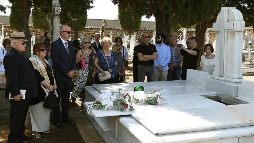 Familiares y amigos del poeta Leopoldo María Panero asisten al funeral.