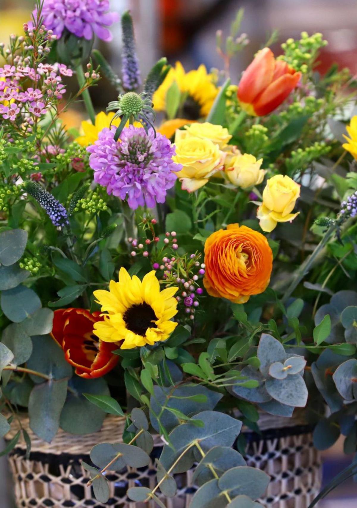 Un precioso ramo con variedad de floresexpuesto en la Floristería Los Patios.