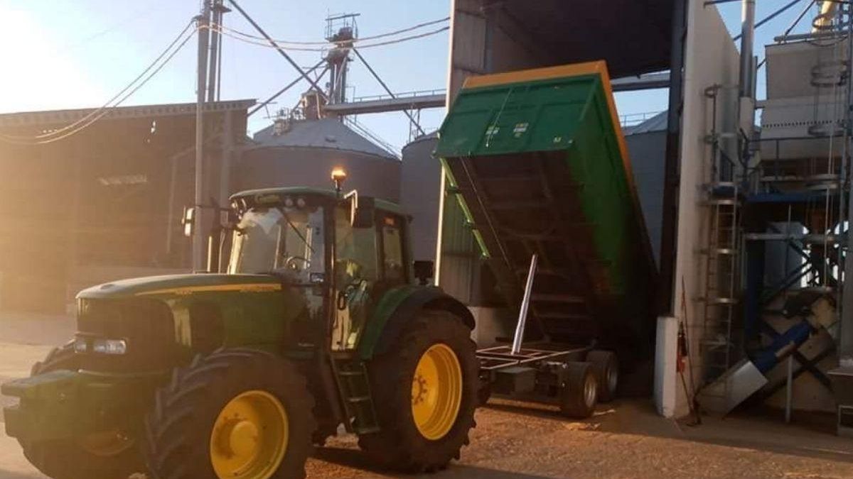 Un tractor descarga mercancía en la cooperativa Casat, en Don Benito.