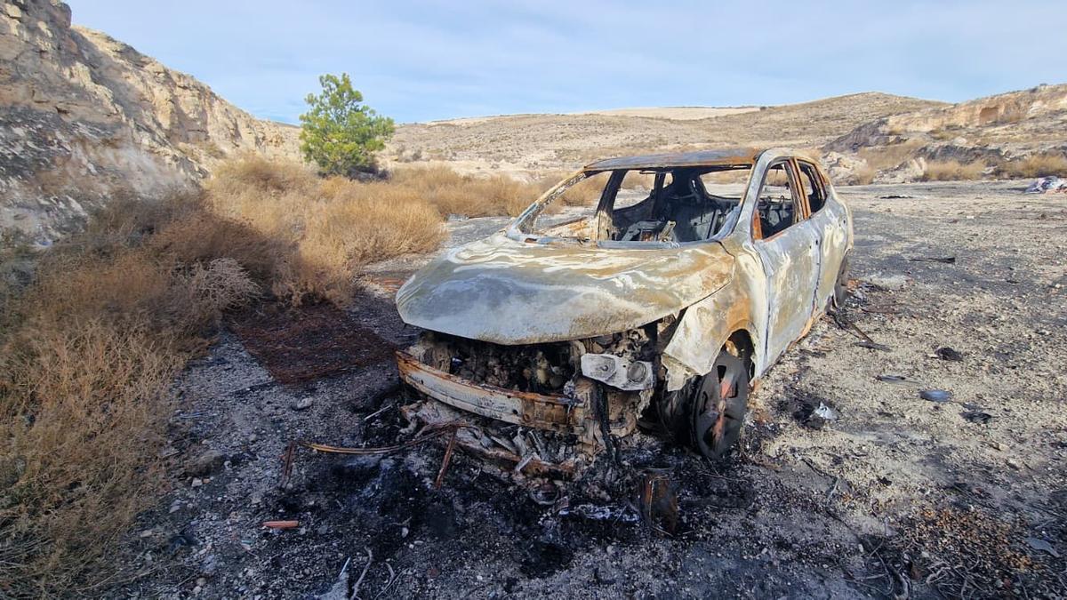 Uno de los dos vehículos calcinados en Épila (Zaragoza) a lo largo del pasado fin de semana.