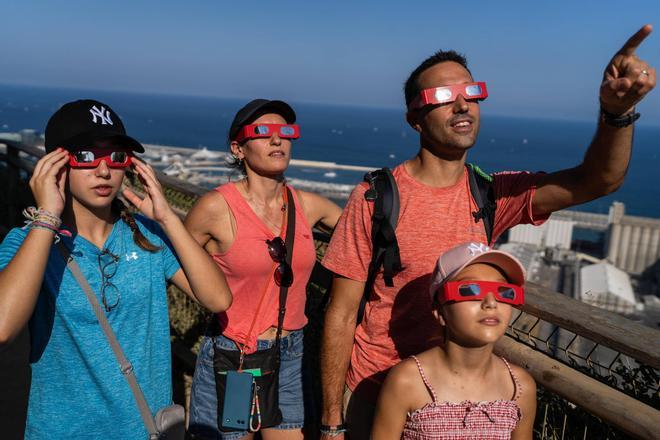 Imágenes de personas que se preparan para vivir el Eclipse desde Barcelona.