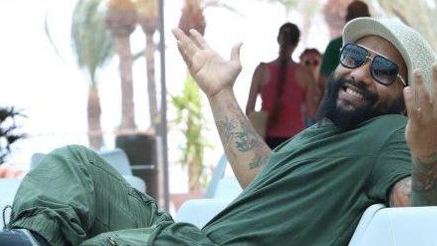 Ky-Mani Marley posa divertido en el Hotel Playasol The New Algarb.