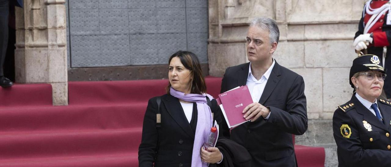 Los máximos representantes de EU y Podem, Rosa Pérez y Héctor Illueca, en un acto.