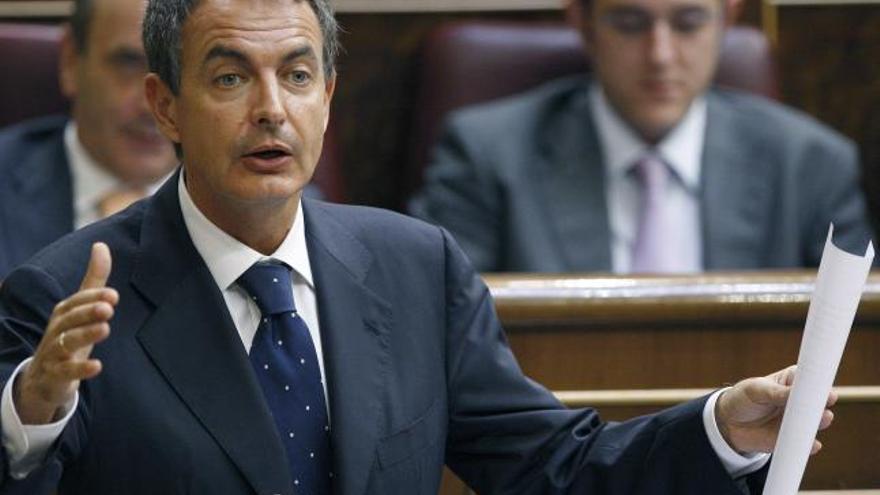 El presidente del Gobierno, José Luis Rodríguez Zapatero, contesta a una pregunta, durante su comparecencia extraordinaria hoy en la primera sesión de control del nuevo curso parlamentario.
