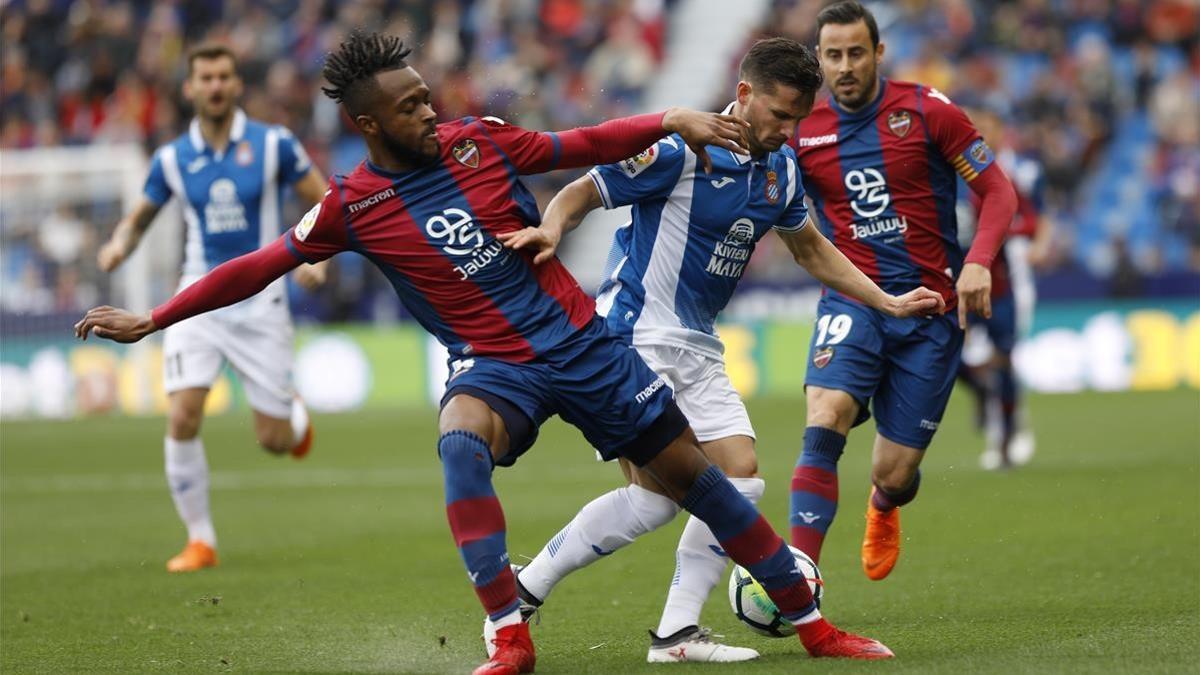 Piatti y Doukouré pugnan por un balón.