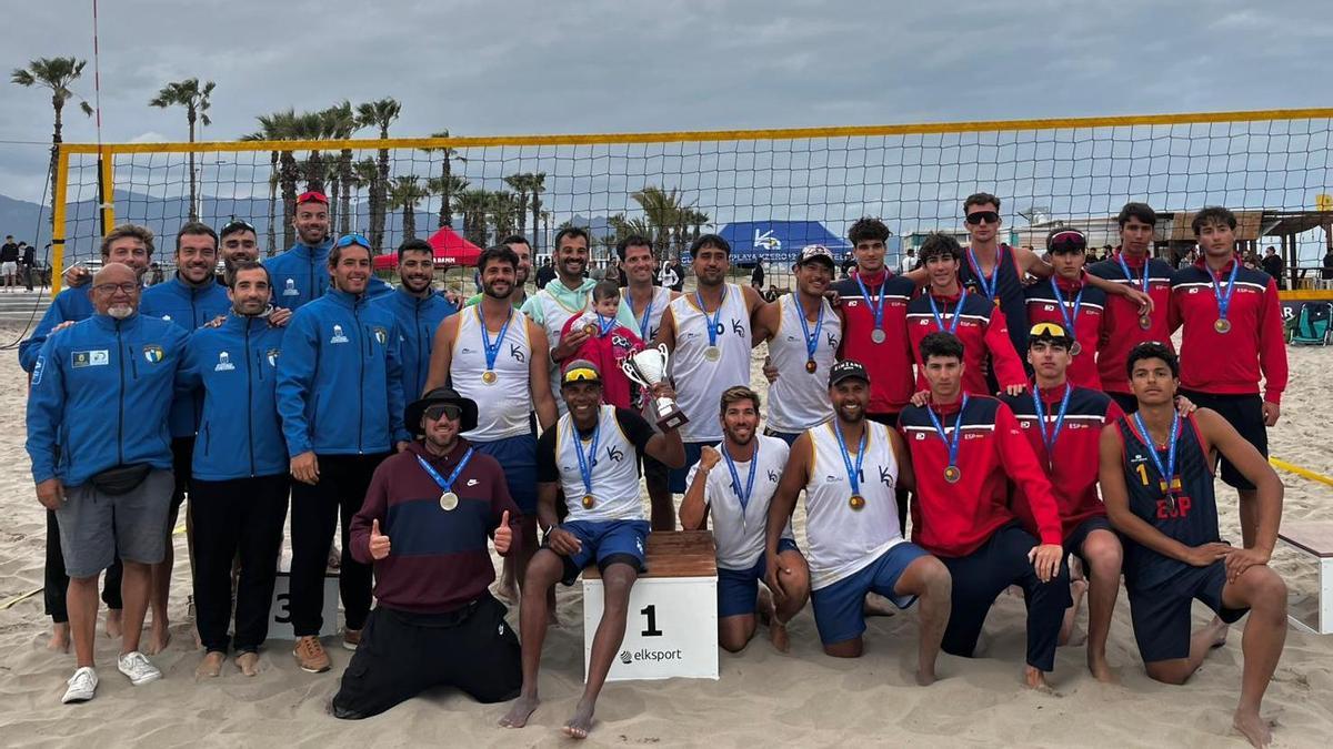 El club de vóley playa Kzero 12 Academy tras la victoria