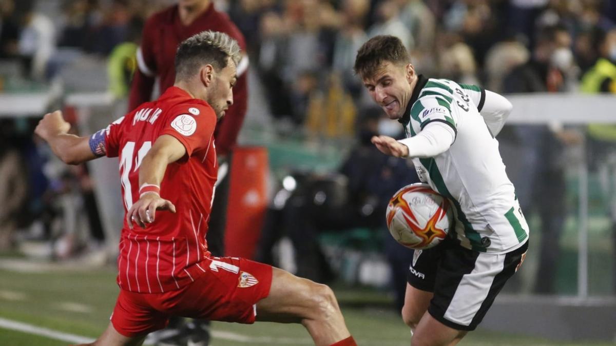 Ekaitz pugna con Munir en el Córdoba-Sevilla de la Copa del Rey.