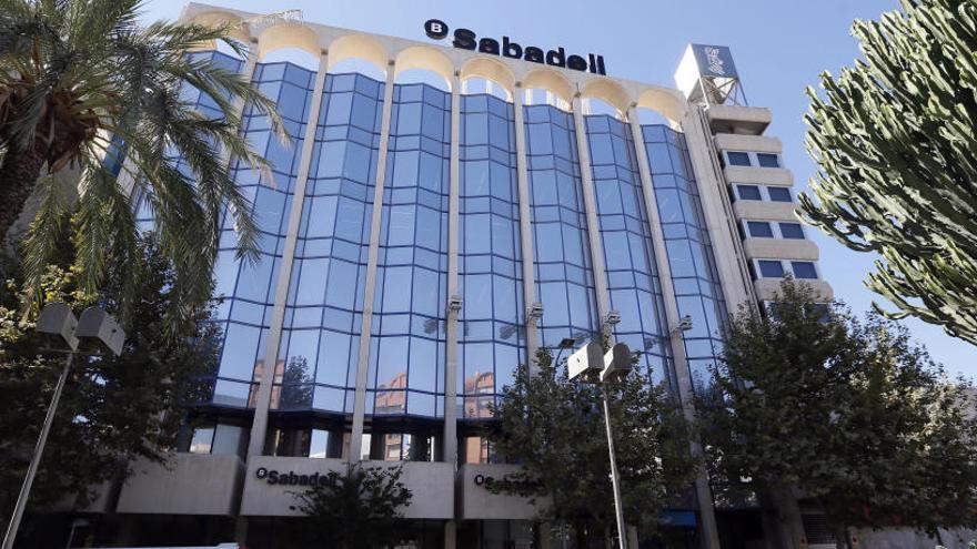 La sede central del Banco Sabadell en la ciudad de Alicante.