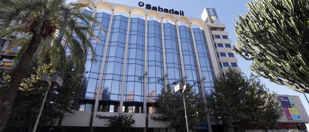 La sede central del Banco Sabadell en la ciudad de Alicante.