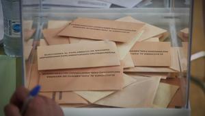 Urna con votos de las elecciones al Parlamento de Navarra en un colegio electoral.