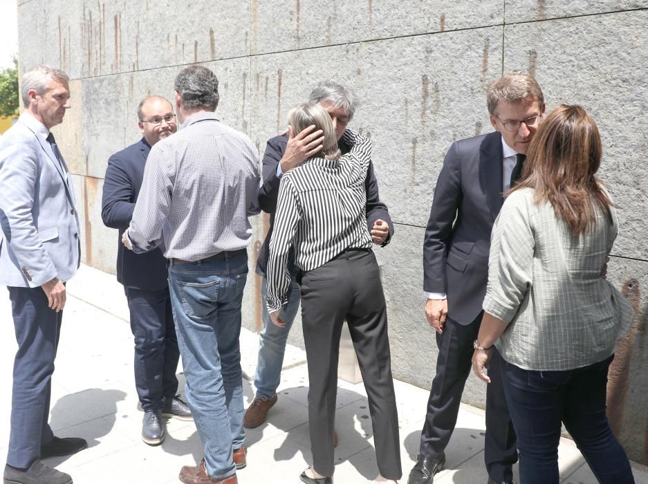 Alfonso Rueda, Pedro Puy y Miguel Tellado, algunos de los que acompañan al presidente de la Xunta en el tanatorio de Boisaca para dar el pésame a los familiares de Albor.