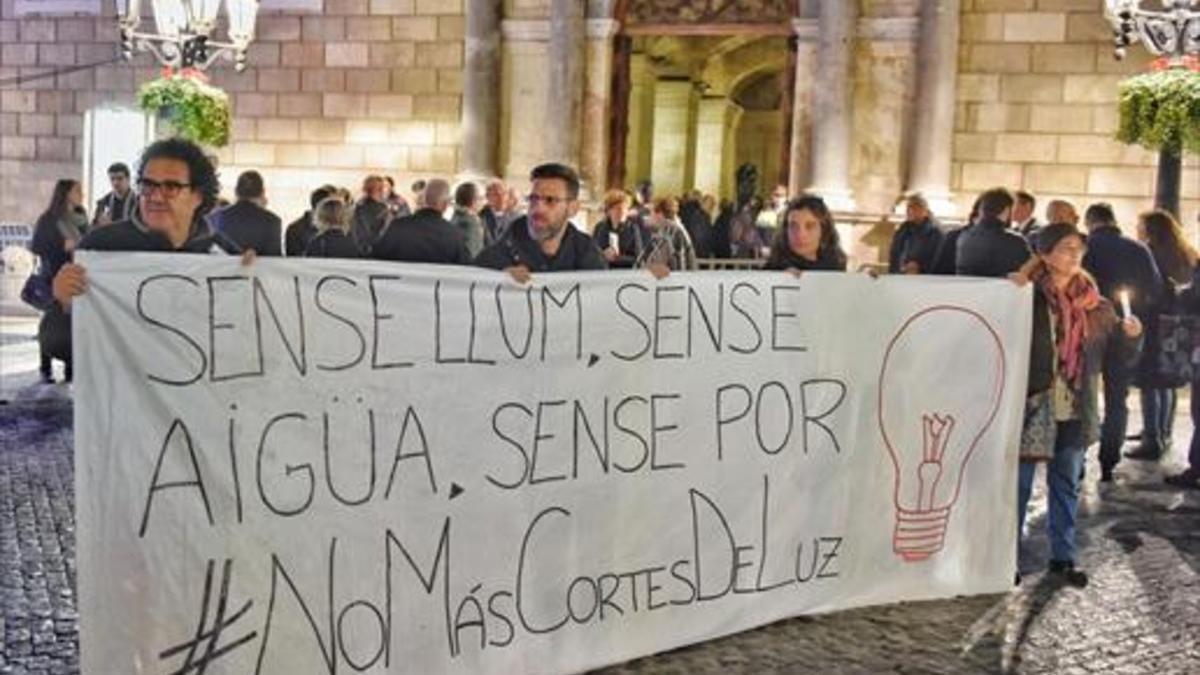 Protesta contra la pobreza energética en la plaza de Sant Jaume.