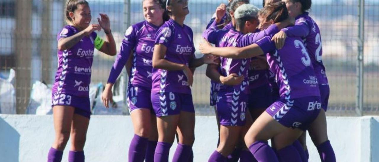 Las jugadoras de la UDG Tenerife, celebrando el triunfo del pasado sábado en el campo del Sporting