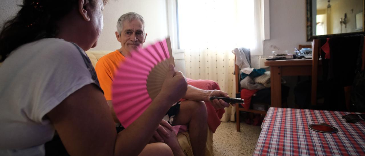 Una familia de Alicante combate como puede las altas temperaturas