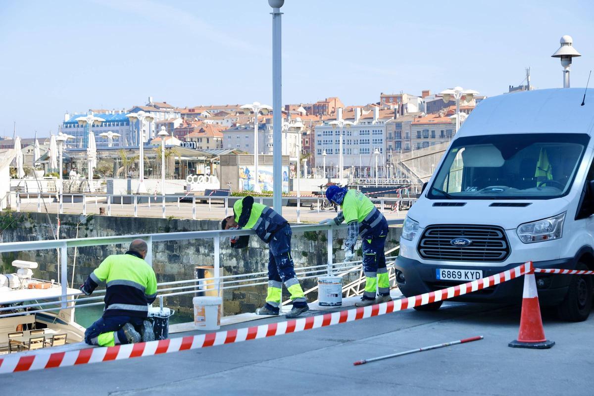Labores de mantenimiento este martes en el entorno del Muelle y Puerto Deportivo, contratadas por la Autoridad Portuaria de Gijón
