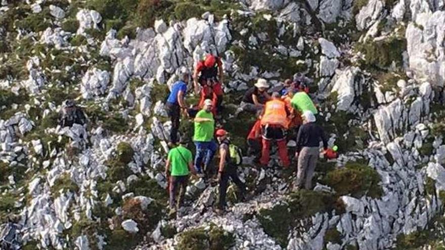 Miembros del equipo de emergencias, durante las labores de rescate.