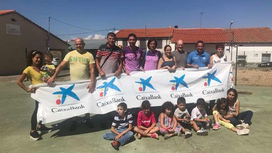 Miembros de la Asociación Corriendo con el Corazón por Hugo, ayer en la Marcha BTT de Pereruela.