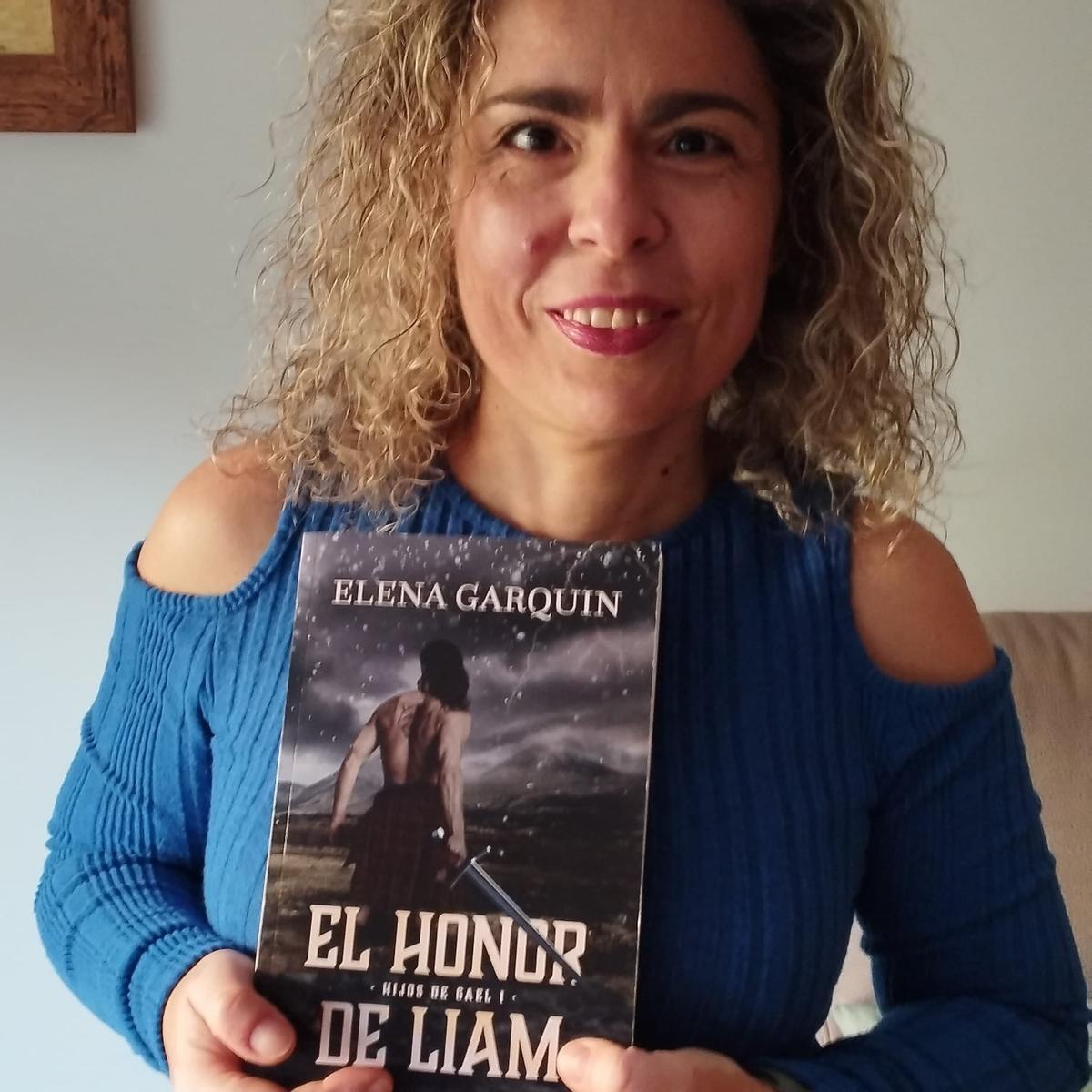 Elena Garquín, con una de sus últimas publicaciones, &quot;El honor de Liam&quot;