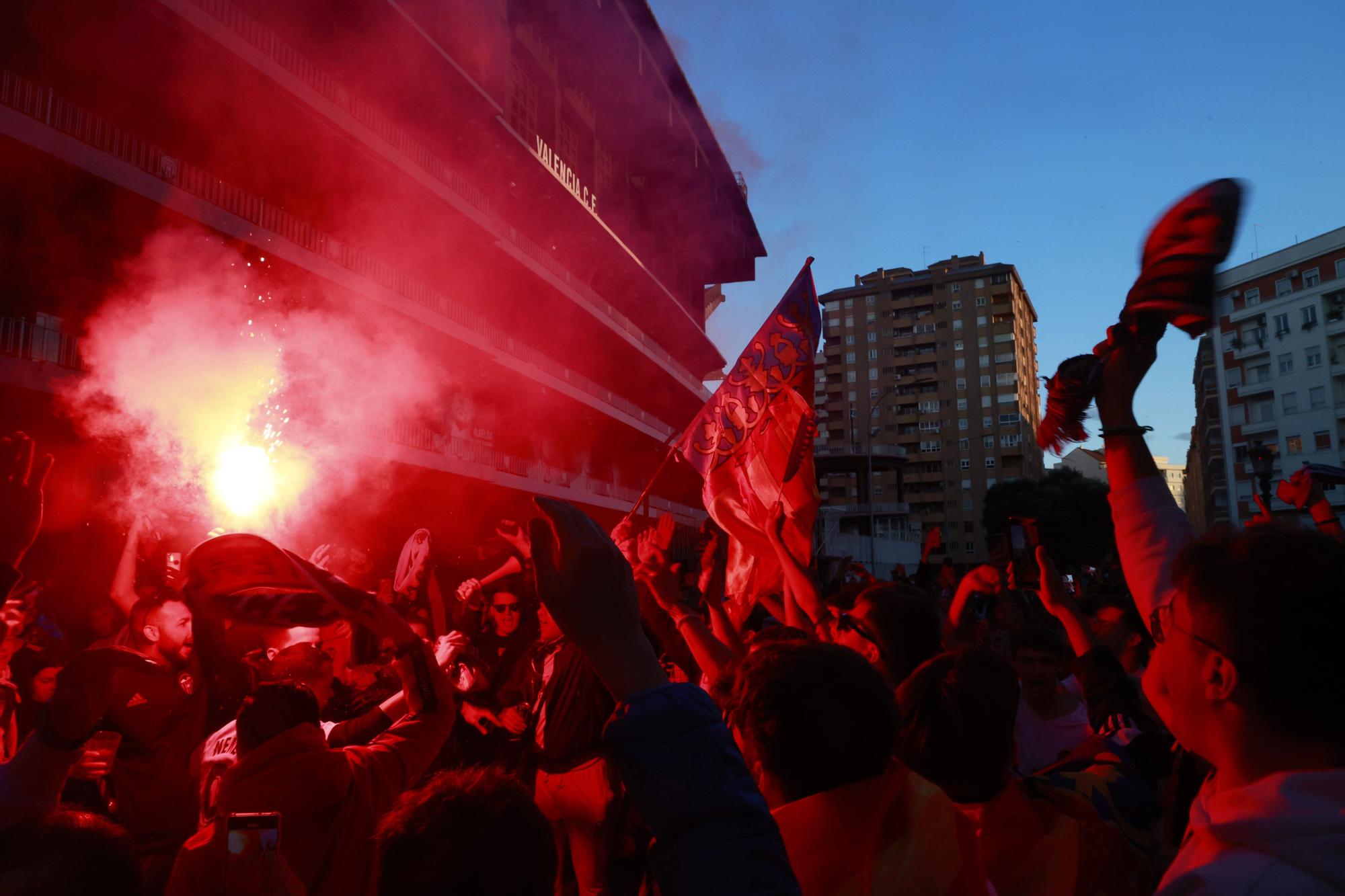 La afición del Valencia CF vibró y sufrió con sus ídolos en Valencia y en Sevilla