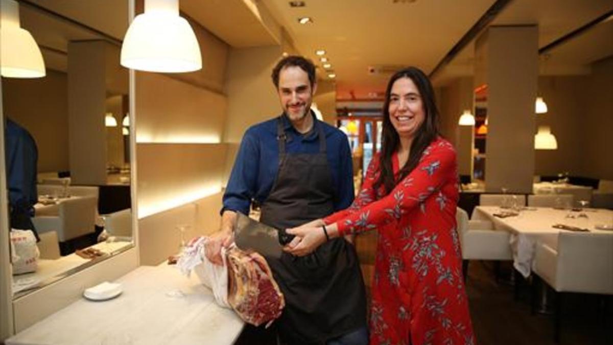 CORTE Y CUCHILLOAna López de Lamadrid, a punto de atacar la carne que sujeta Gonzalo Galbete. Izquierda, el ajoarriero con láminas de bacalao y huevo poché.