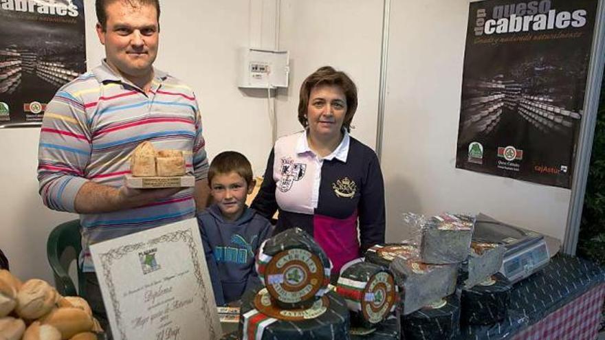 Daniel García y Carmen Herrero con su hijo Rubén, ayer, en la Feria del queso, el vino y la cerámica.