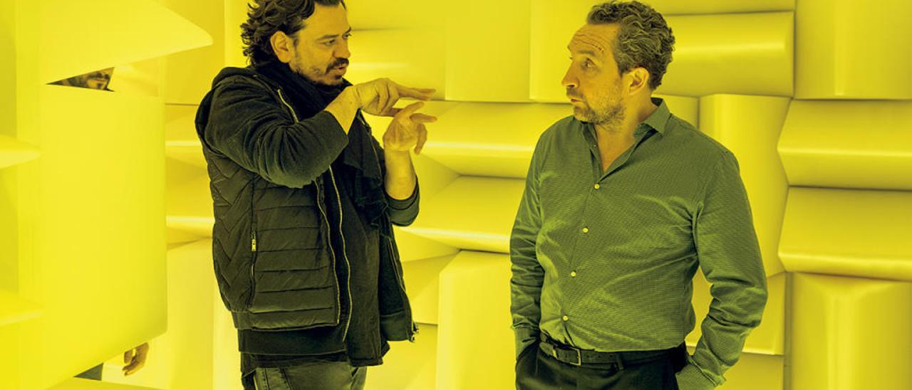 El director Pedro C. Alonso (iz.) habla con el actor Eddie Marsan en la cámara anecoica. // Vaca Films