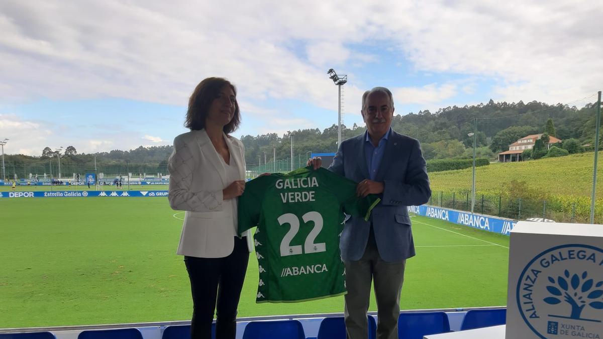 Couceiro (d), hoy en Abegondo con la conselleira Ángeles Vázquez tras firmar la adhesión del Deportivo a la Alianza galega polo clima.