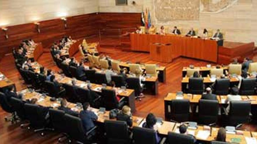 Arranca la VIII legislatura de la Asamblea de Extremadura con un popular como presidente