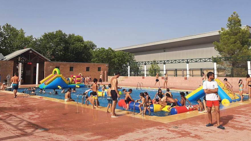 Participantes disfrutando de juegos acuáticos en la piscina, en una actividad de este martes pasado.