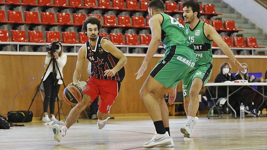 Jugada d&#039;atac del Bisbal Bàsquet en un enfrontament contra el Quart.