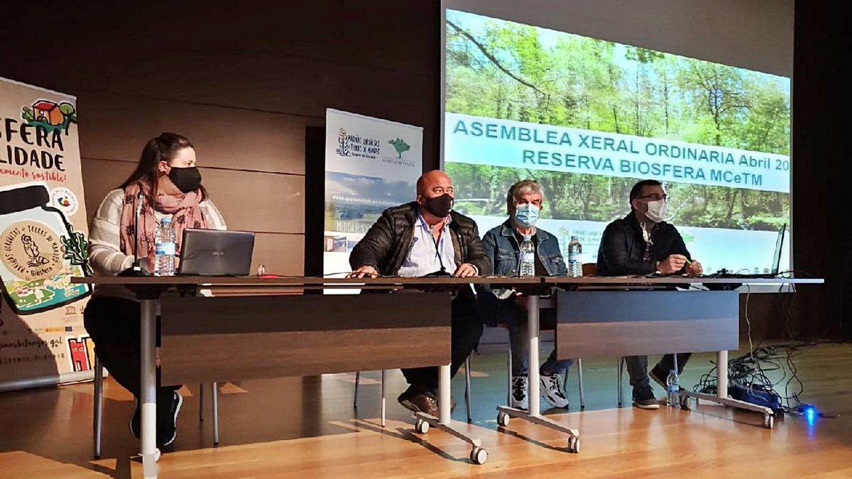 De izq. a dcha., Alejandra Pérez, José Antonio Santiso, César Longo y Jorge Blanco en la asamblea del GDR.