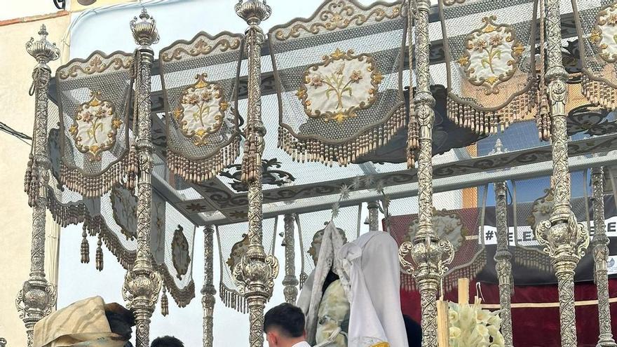 Suspenden una procesión en Málaga al incendiarse en el trono la Virgen del Rocío