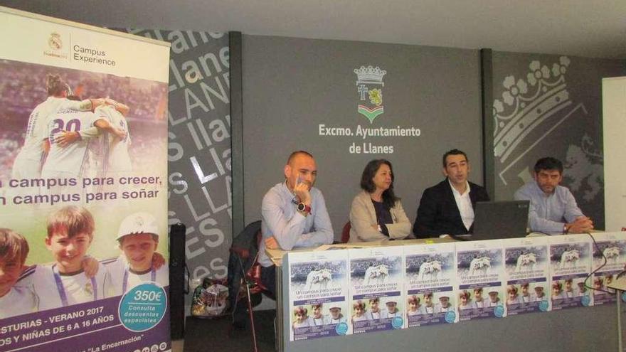 Por la izquierda, Saúl Reino, Marisa Elviro, Pedro Muñiz y Arturo Martínez, durante la presentación del campus del Real Madrid, ayer, en Llanes.