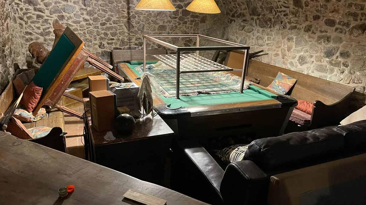 Destrosses en una casa rural d’Estanyol (Girona) per una festa il·legal amb un centenar de persones