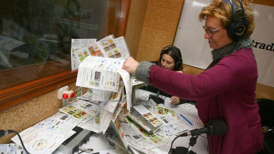 El sorteo de los premios se realizó ayer en Radio Estrada. // Bernabé/Cris M.V.