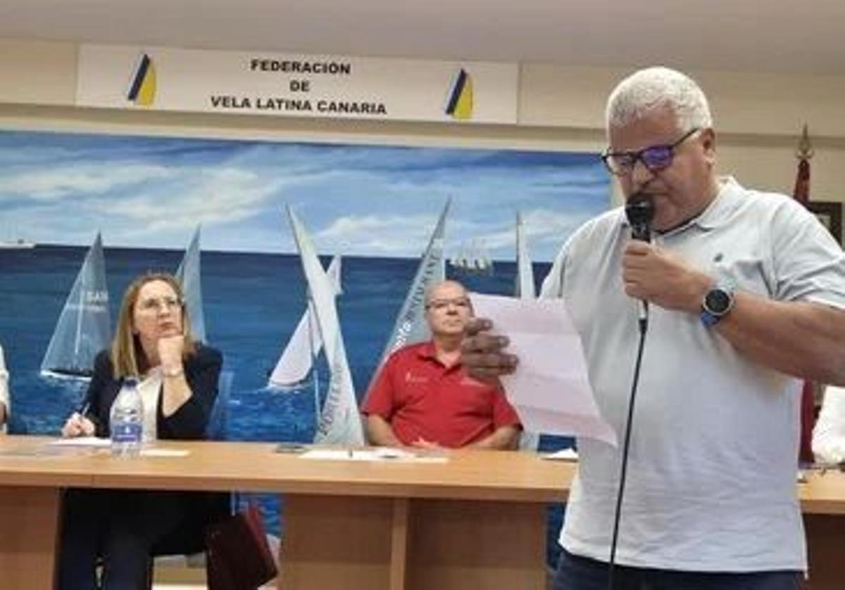 El nuevo presidente de la Federación de Vela latina dirige unas palabras a los asistentes a la votación.