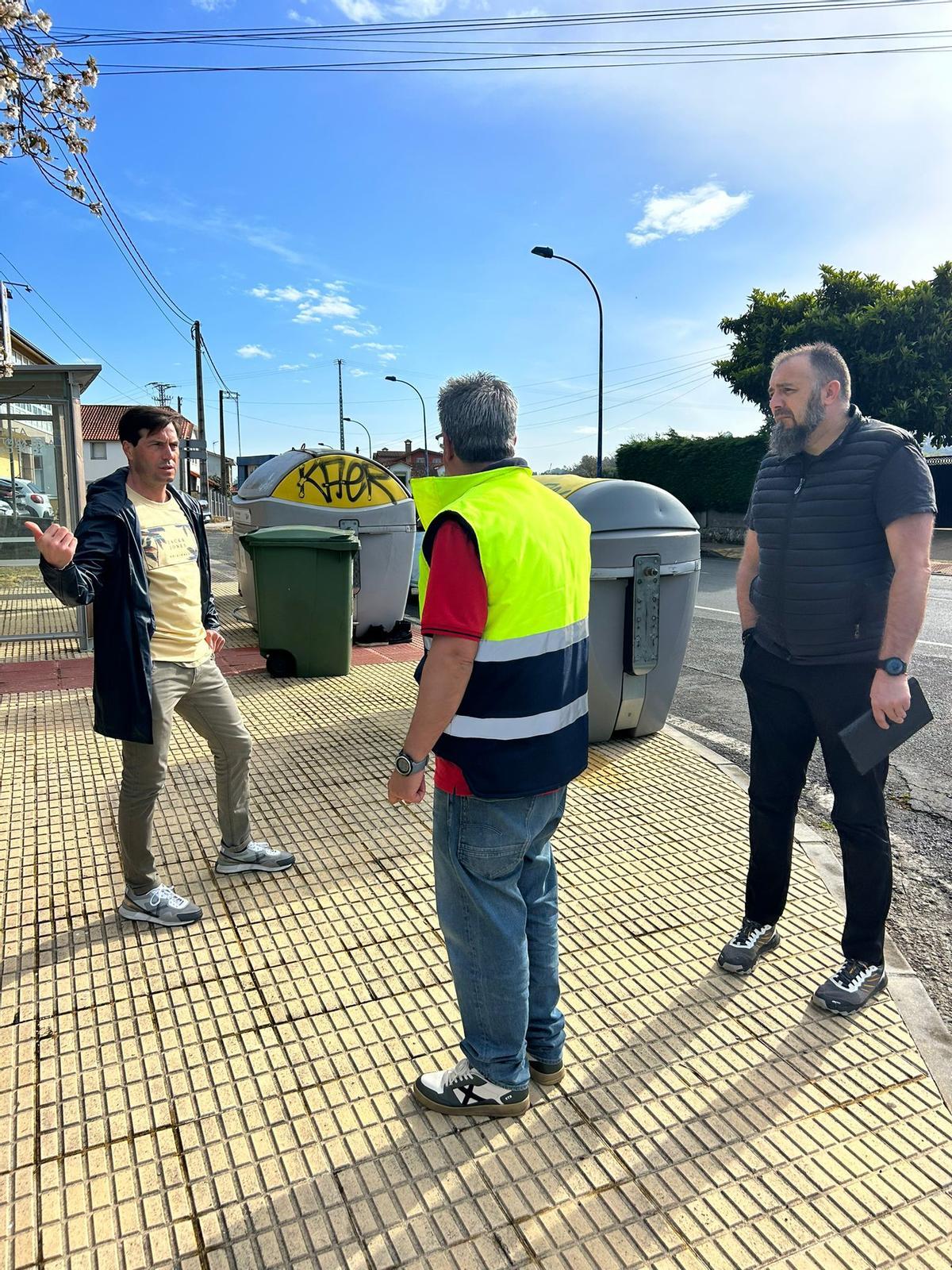 Directivos de la asociación vecinal, personal del Concello y de la gestora de residuos del Consorcio, durante su visita a los contenedores de la zona afectada por los vertidos.