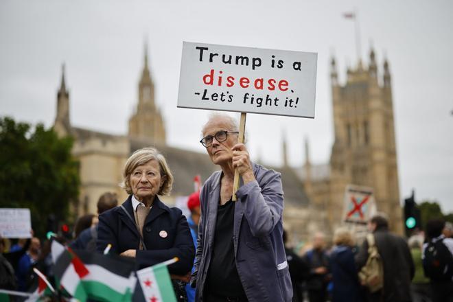 LONDON (United Kingdom), 17/09/2025.- A protester holds up a placard during a Stop Trump Coalition mass demonstration against the state visit to the UK by US President Donald J Trump in London, Britain, 17 September 2025. The action has been organised by a coalition of around 50 protest groups. President Trump is on his second state visit to the UK where he will meet with the King and the Prime Minister. (Protestas, Reino Unido, Londres) EFE/EPA/TOLGA AKMEN