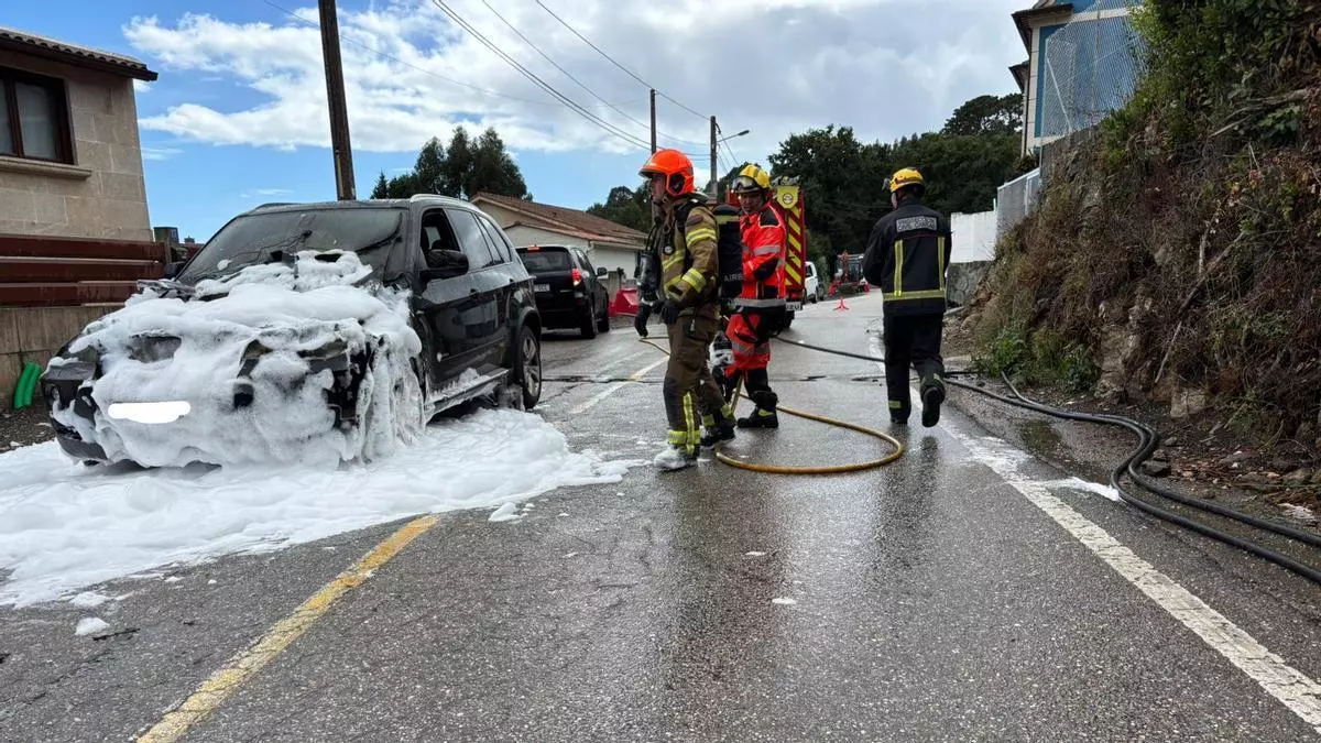 Arde un vehículo de forma espontánea mientras circulaba por la carretera de A Madalena, en Cangas