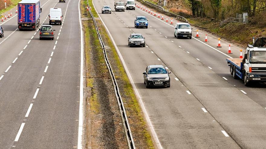 DGT 2022: La multa de 200 euros que divide a los conductores mientras circulan