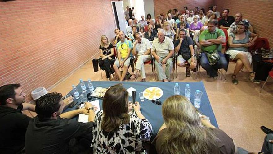 Un momento de la reunión mantenida ayer con los vecinos.