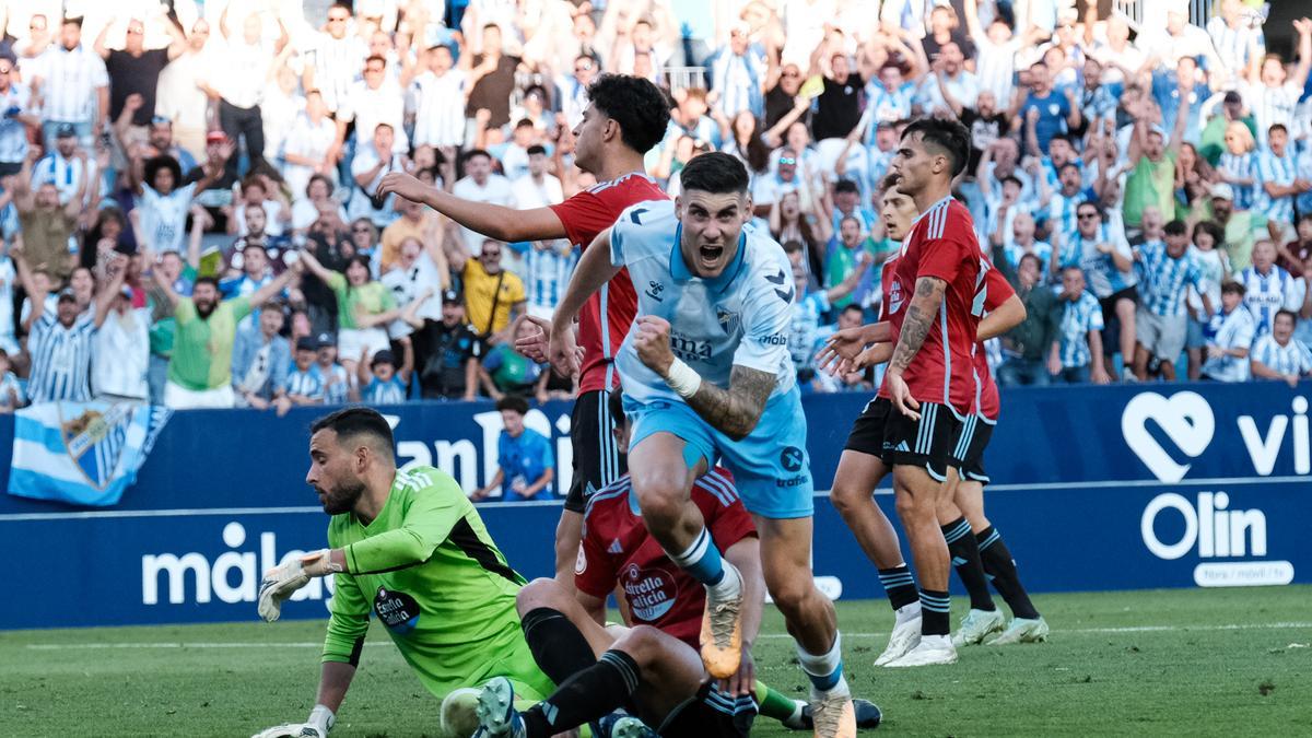 Roberto celebra su segundo gol.