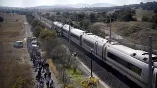 Cuatro horas para rescatar a 300 viajeros que quedaron varados en otro tren a 500 metros del accidente de Urda: "Mi familia creía que yo iba en ese AVE"