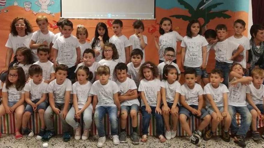 Los alumnos de Infantil de Infiesto cuelgan el mandilón